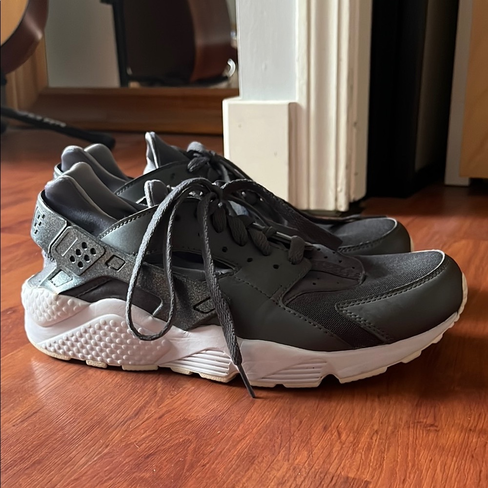 Nike Huarache Shoes - Women’s 9.5